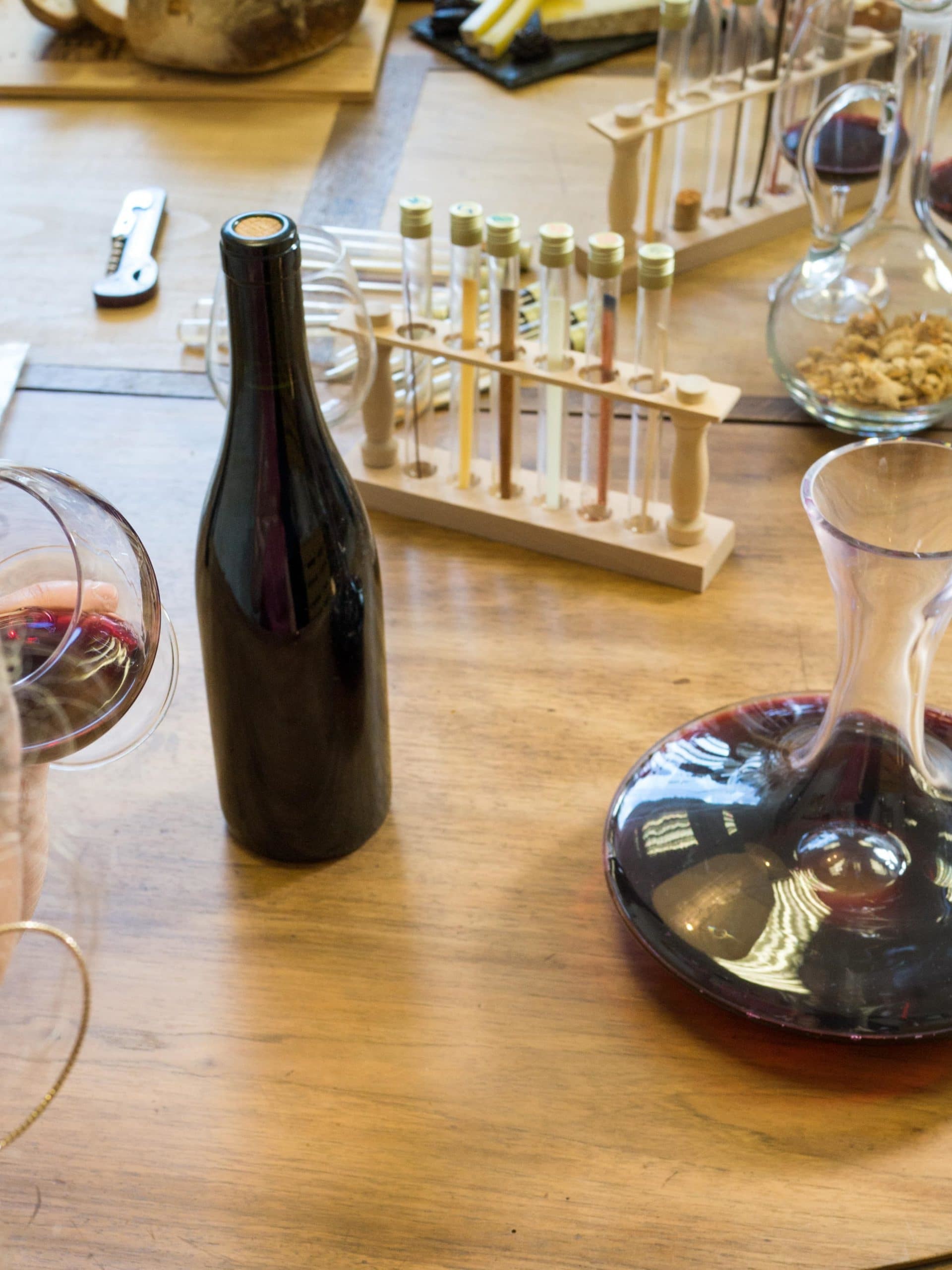 Bouteille et carafe à vin lors d'un cours d'œnologie pour particuliers avec Valéria Naudin